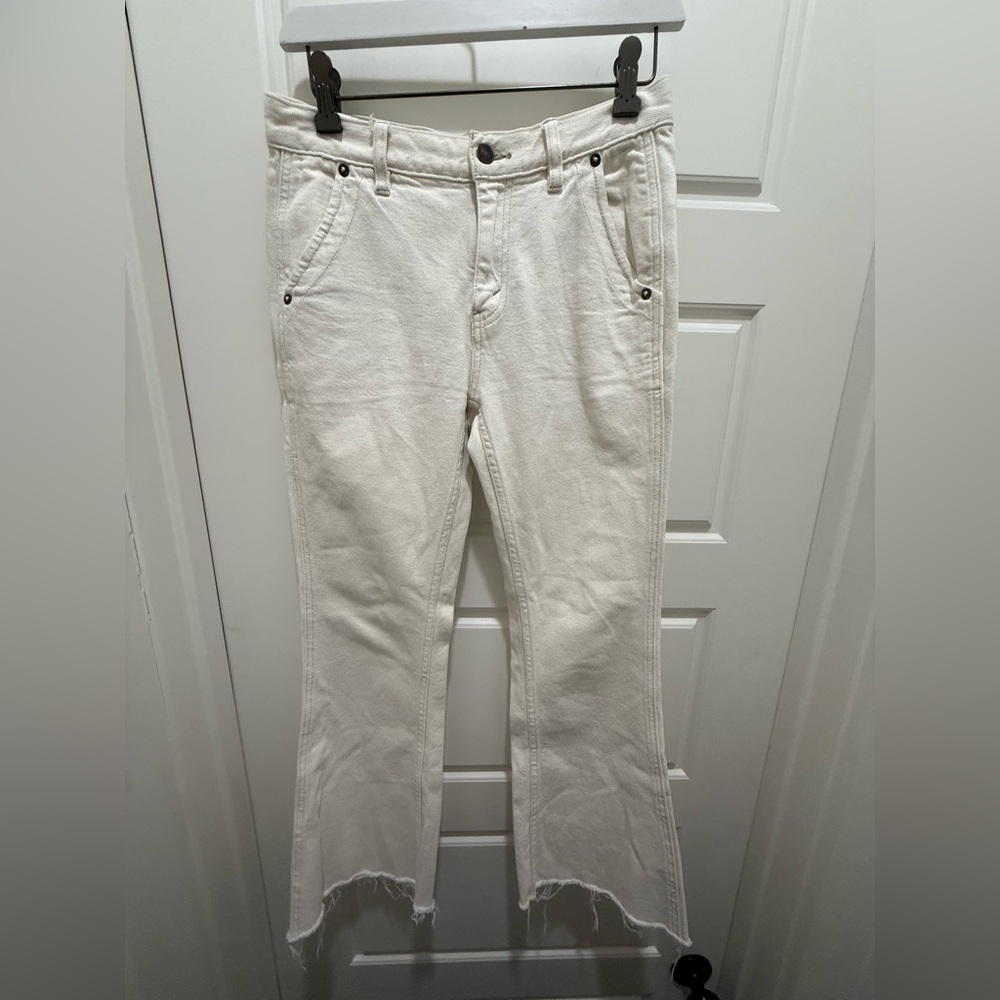 Free People. We the Free. Raw Hem Flare off-White Jeans. Size 26.